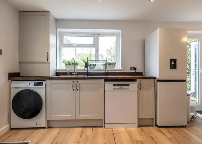 Bright & Spacious 3 Bd In The Centre Of Bourton!