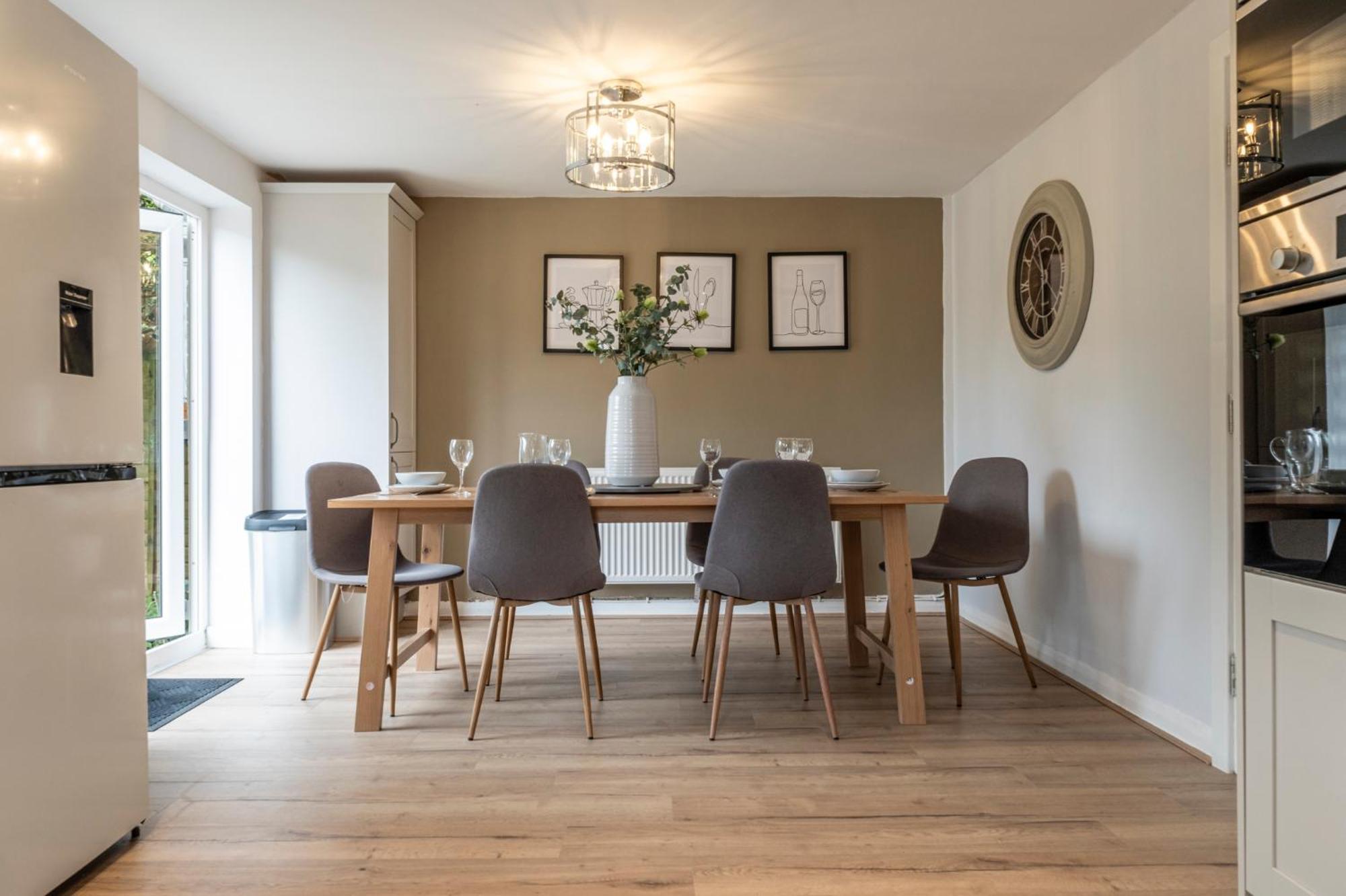 Bright & Spacious 3 Bd In The Centre Of Bourton! Holiday home